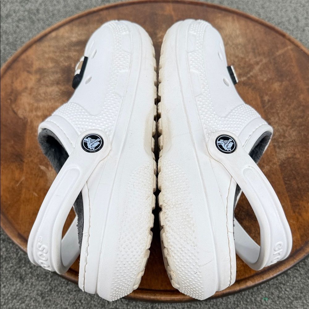 CROCS Shoes Men 6 Wm 8 White Clogs Gray Faux Fur Lining Coffee Camera Daisy - Picture 9 of 11